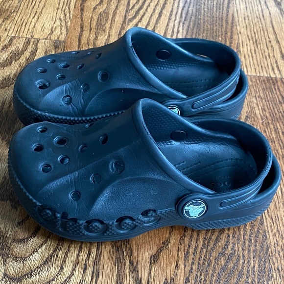 Black Crocs Baya clog, size kids 10. Great condition, minimal wear ships quickly - Picture 3 of 13
